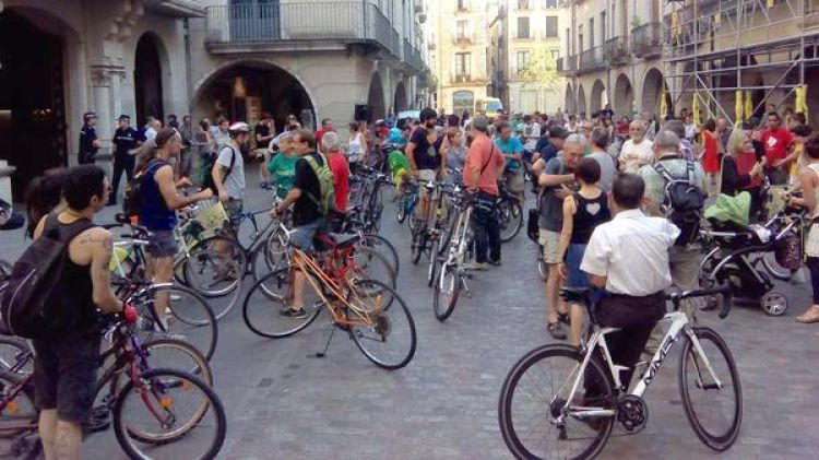 Els ciclistes davant l'Ajuntament © CUP