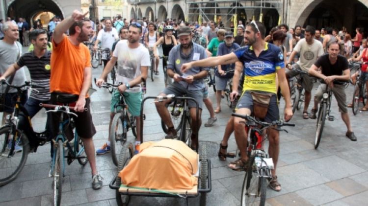 Els manifestats, a punt de sortir a pedalar pels carrers del Barri Vell © ACN