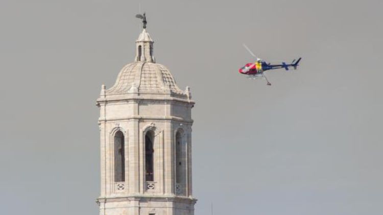 Un helicòpter sobrevolant la zona amb la catedral de Girona en primer terme © Albert Ventura