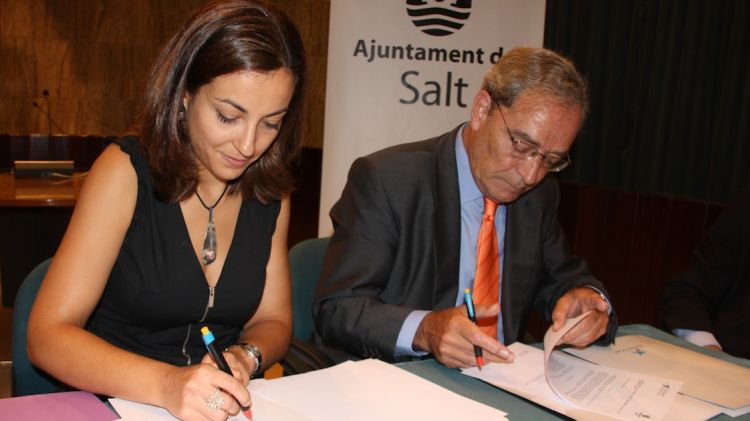 Alcaldessa de Salt, Iolanda Pineda, i el director general de la Fundació 'la Caixa', Jaume Lanaspa © ACN