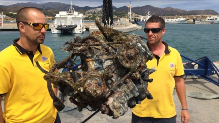 El motor que els voluntaris i socis del Club Nàutic Llançà han extret del fons marí © ACN