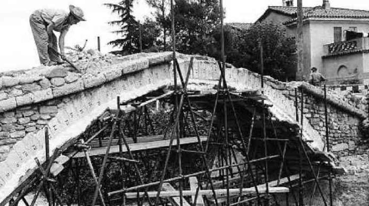 El pont del dimoni en un moment de la desconstrucció l'any 1968 © Ciutatdegirona.info