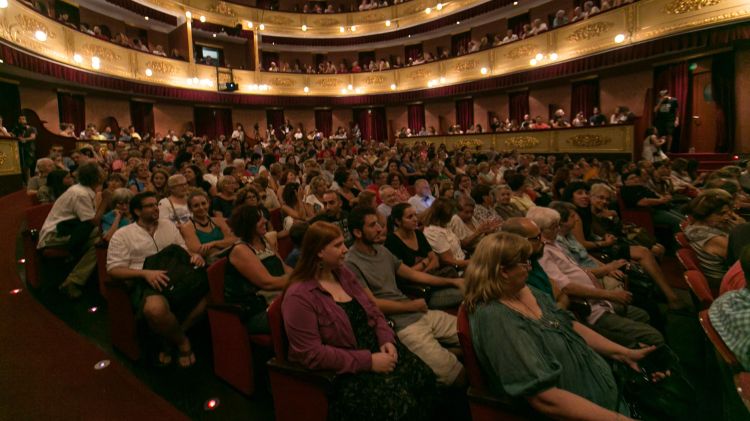 El Teatre Municipal estava ple a vessar © Eddy Kelele/Diputació de Girona