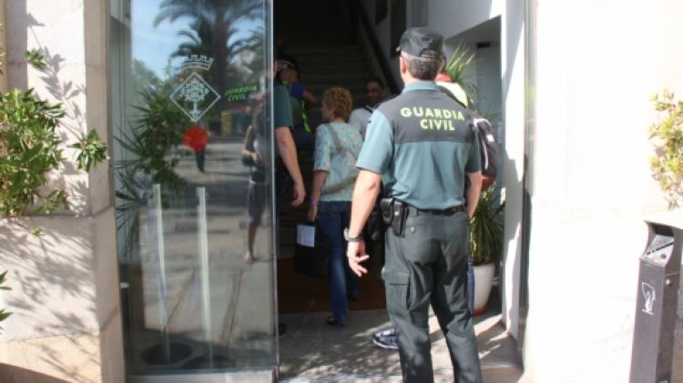 Els agents de la Guàrdia Civil entrant a l'Ajuntament de Lloret de Mar © ACN