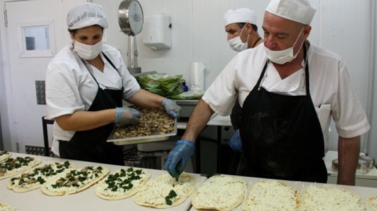 Preparació de les noves pizzes ecològiques que creen a la Fundació Onyar-La Selva © ACN