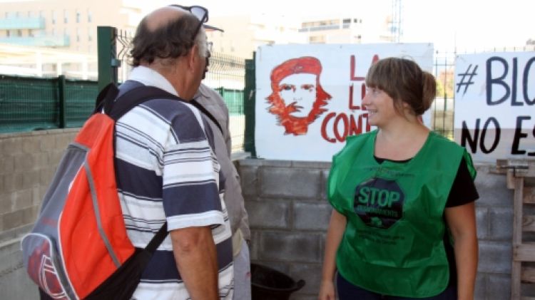 La portaveu del a PAH Girona-Salt, Marta Afuera, parlant amb membres de l'entitat © ACN