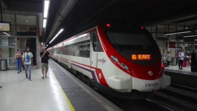 Un tren surt d'una andana a l'estació de Sants de Barcelona © ACN