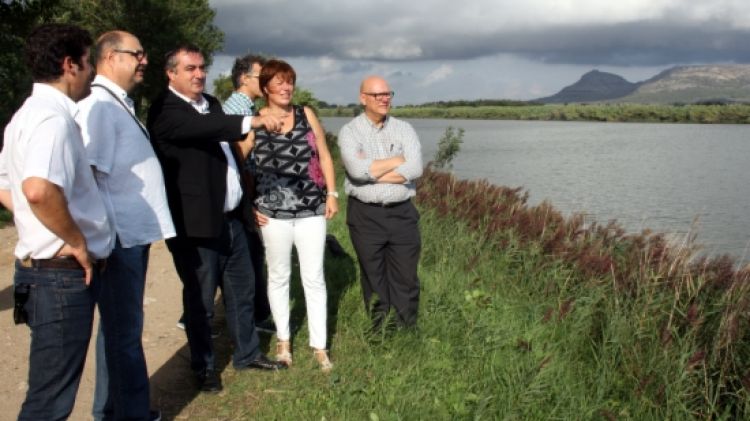 El cap de llista d'Unió per Girona, Xavier Dilmé, amb altres membres de la candidatura © ACN