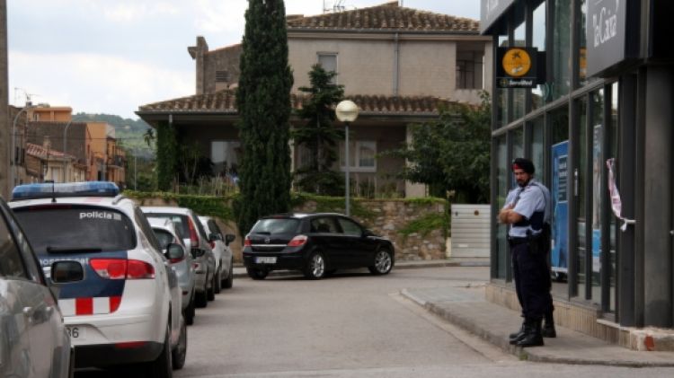 Dos mossos custodien la sucursal, que està precintada © ACN