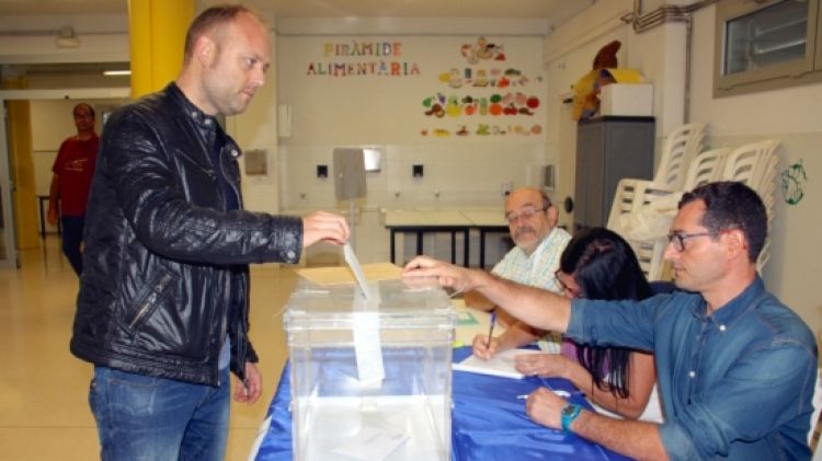 Un home diposita el seu vot al CEIP Riu Segre de la ciutat de Lleida aquest matí © ACN