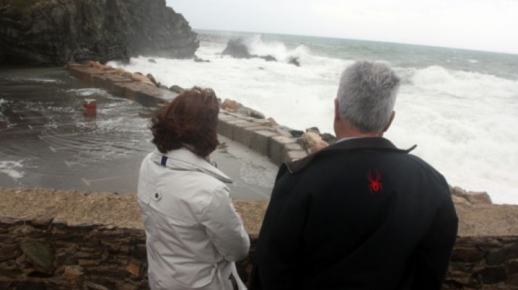 Curiosos que s'han saltat la senyalització per acostar-se a veure les onades picar a Llançà © ACN