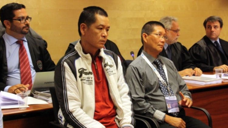 L'acusat Xiaowei Chen (esquerra), al costat de l'intèrpret © ACN