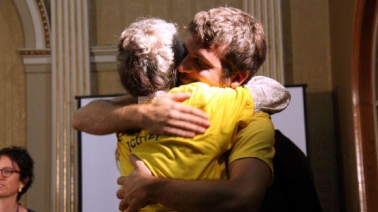 Moment en que un Hamlet emocionat s'abraça amb la seva mare en conèixer la sentència © ACN