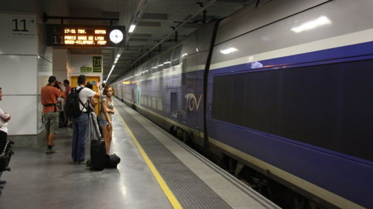 Passatgers del TAV a l'estació de Girona (arxiu) © ACN