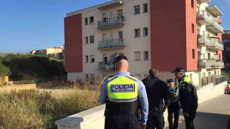 Agents de la Guàrdia Urbana de Figueres davant un bloc ocupat (arxiu)