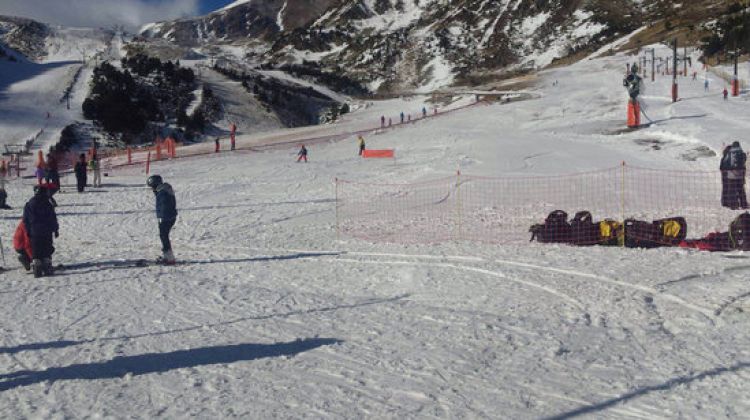 Diversos esquiadors gaudint de la neu a la zona de debutants de l'estació Vallter 2000 © ACN