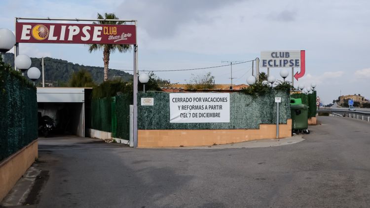 L'entrada al prostíbul, amb el cartell de tancat per reformes, ahir al matí © Núria Clara