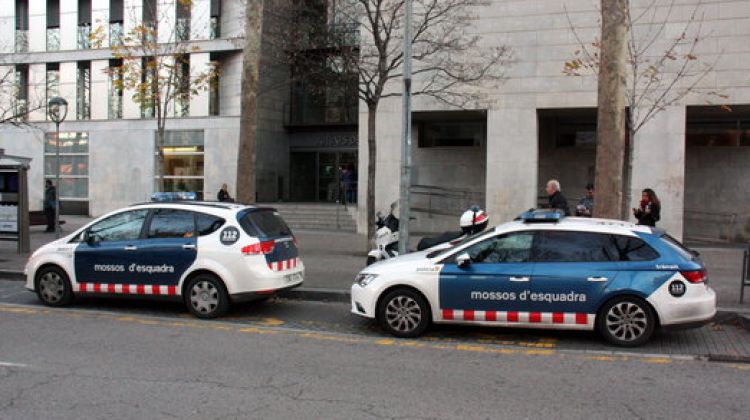 Dos cotxes dels Mossos davant dels Jutjats de Girona © ACN