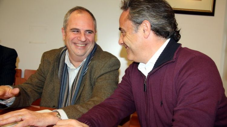 Albert Ballesta dialogant amb Carles Ribas (dreta) © ACN