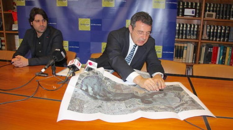 L'alcalde Miquel Noguer en primer pla i el regidor Jordi Congost © ACN