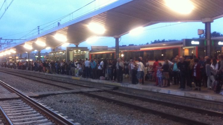 Usuaris patint un retard a l'estació de Girona el passat 9 de setembre