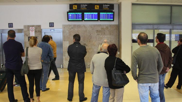 Moltes persones aquest matí restaven atentes a les pantalles de l'aeroport de Girona © M. Estarriola
