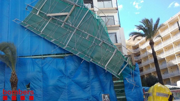 La bastida que ha caigut de l'hotel a Lloret de Mar © Bombers