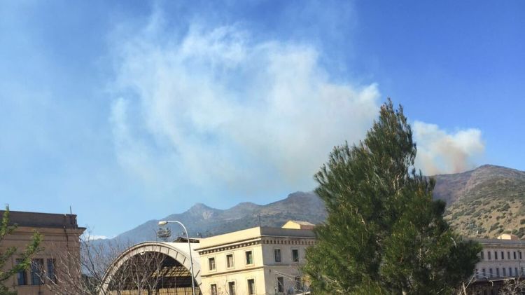 La columna de fum visible des de l'estació de Portbou © AVPC-Figueres