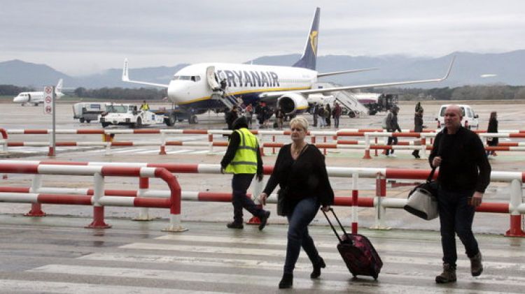 Turistes arribant a l'aeroport Girona-Costa Brava el passat 17 de març © ACN