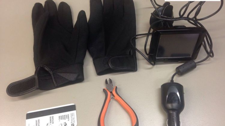 Els guants, les tenalles i el GPS que duia a sobre el lladre quan fou detingut