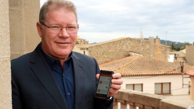 L'alcalde de Palafrugell, Juli Fernández, amb el seu mòbil on es mostra la nova aplicació