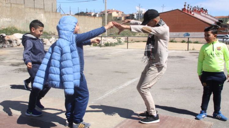 Diversos nens ballen en un solar del carrer doctor Fleming © ACN