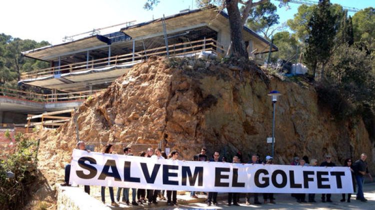 Els manifestants davant del xalet de grans dimensions que s'està construint damunt el penya-segat de la cala El Golfet (arxiu)