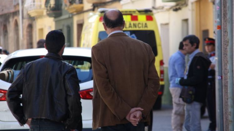 A mà dreta, l'alcalde de Sant Feliu, Jordi San José, observant les tasques dels Mossos d'Esquadra © ACN