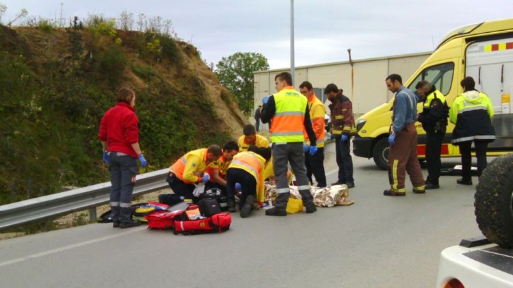 El serveis mèdics i d'emergències treballant al lloc on ha ocorregut l'accident greu