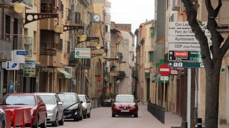 El carrer Major de la Jonquera © ACN