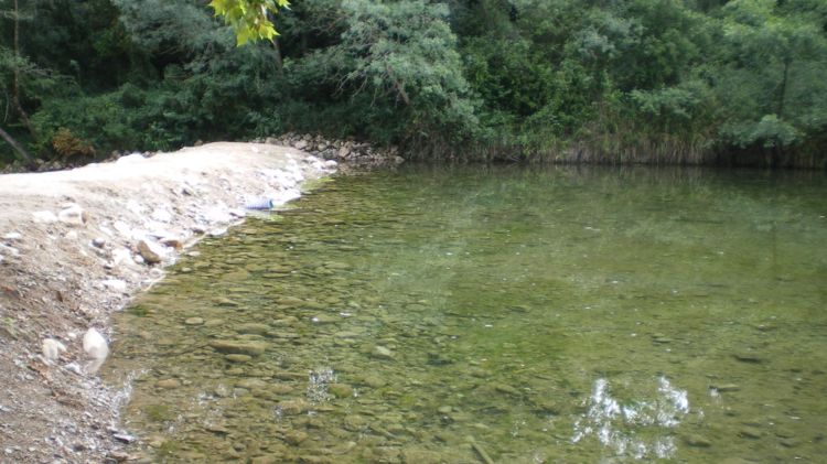 La zona del riu Muga, al seu pas per Sant Llorenç, on s'han produït els casos de dermatitis © ACN