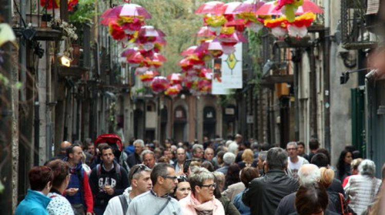 Centenars de persones passejant pel carrer Ballesteries de Girona © ACN