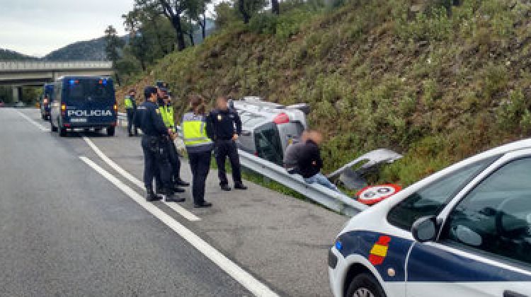 Foto del cotxe bolcat al voral de l'N-II