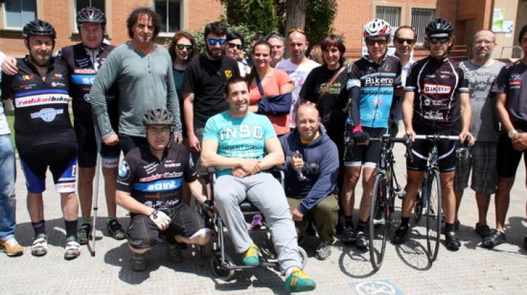 Ciclistes donant suport al medallista Josep Antoni Escuredo després de rebre l'alta al Trueta © ACN