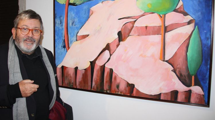 L'artista gironí Narcís Comadira, davant un dels quadres que es recullen a l'exposició del Museu d'Art © ACN