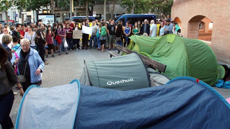 Acampada sota amenaça de desallotjament davant la subdelegació del govern espanyol © ACN