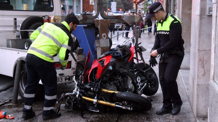 Agents de la Policia Municipal de Girona retirant la motocicleta accidentada © ACN