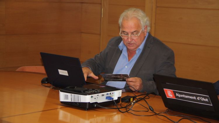 L'alcalde d'Olot, Josep Maria Corominas, votant a la consulta © ACN