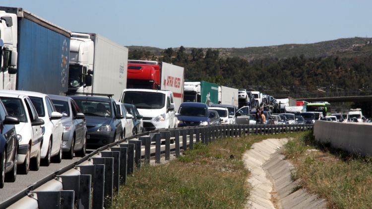 Cua de vehicles que s'han quedat atrapats a l'autopista © ACN