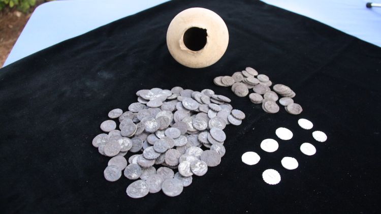Els 200 denaris de plata descoberts al jaciment d'Empúries © ACN