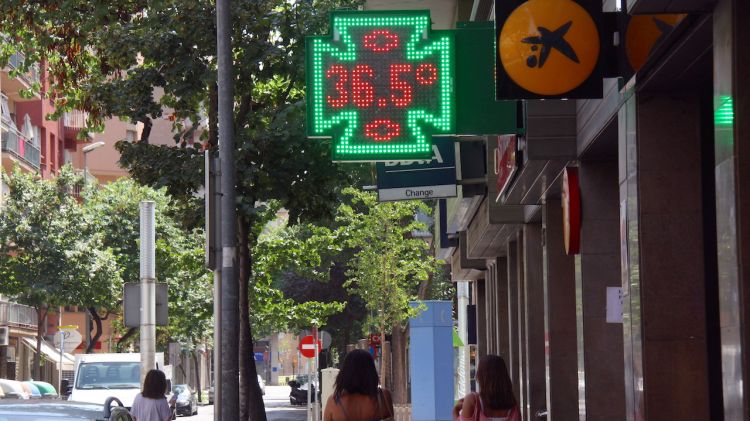 Un termòmetre marca 36,5 graus aquest migdia a Girona © ACN