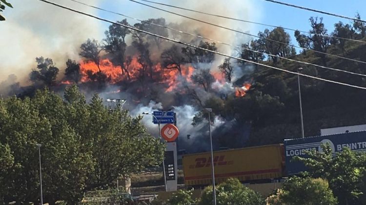 Les flames al costat de l'autopista © VOST España