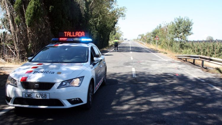 Un cotxe de mossos avisant que la carretera està tallada © ACN