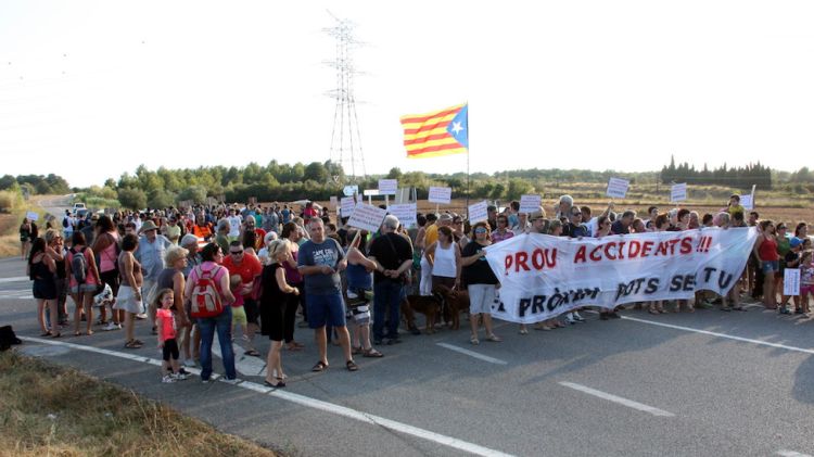 L'encreuament de Garrigàs, ple de veïns protestant i tallant l'N-II © ACN